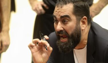 Disfrazados por 'Halloween' de pollos sin cabeza