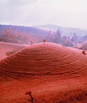 Imagen secundaria 2 - En las imágenes, de arriba abajo: detalle del exterior de la nueva fundación; vista del montaje de la muestra; y obra de Richard Mosse