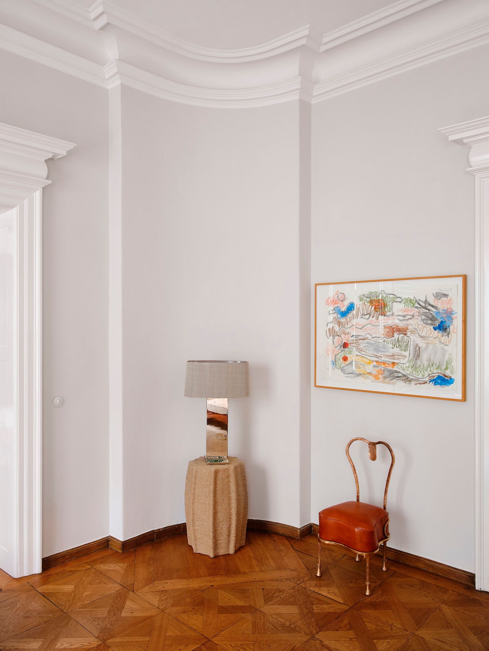 Estancia con silla lmpara y cuadro