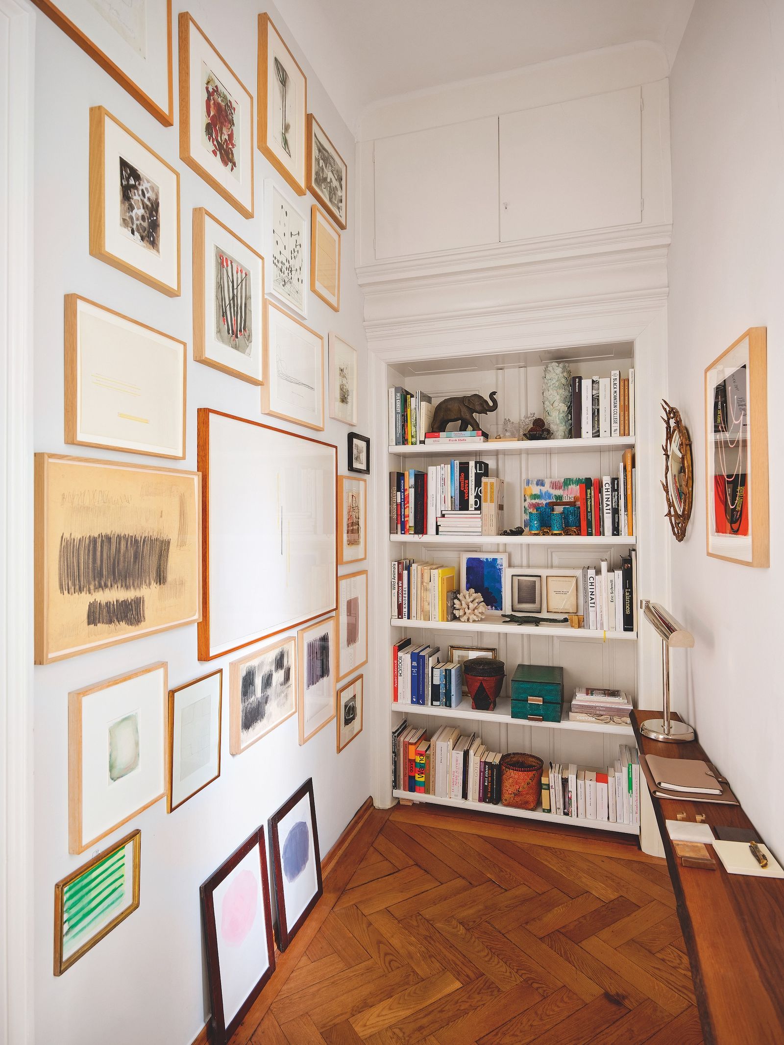 Pasillo con estantería y obras de arte