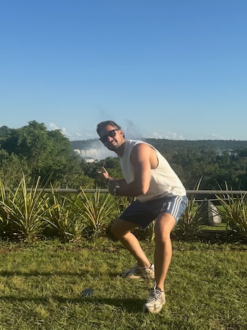 De musculosa, short y lentes