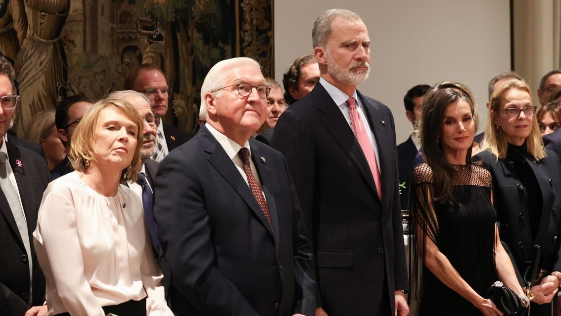 Con el vestido de Hugo Boss más original y el brazalete de diamantes de las joyas del pasar: la reina Letizia en la recepción de la embajada alemana