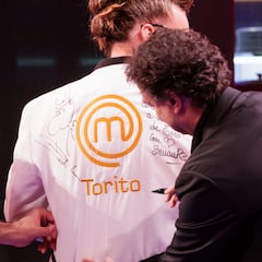 Sale a subasta una chaqueta de ‘MasterChef’ firmada por los concursantes para luchar contra la leucemia infantil