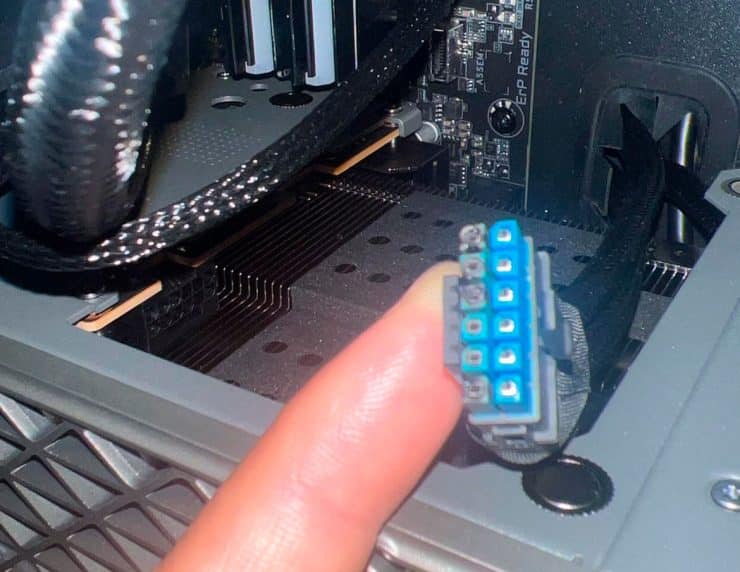 Sapphire Radeon RX 9070 XT NITRO+ conector alimentacion 16 pines 12v-2x6 fundido quemado