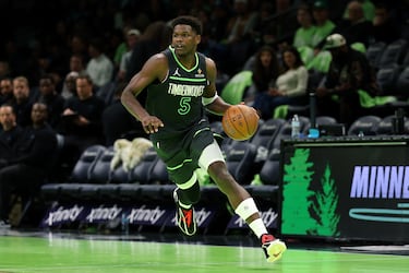 Edad: 24 | Posición: Escolta | Ingresos en cancha: 45.6 millones | Ingresos fuera de cancha: 20 millones