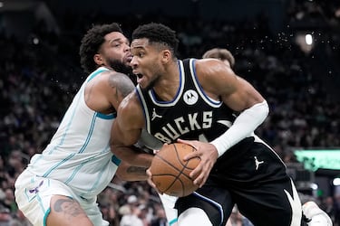 Edad: 30 | Posición: Alero | En la cancha: 54.1 millones | Fuera de la cancha: 45 millones