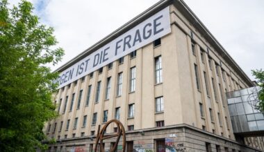 Así es Berghain, la discoteca real que da nombre al último hit de Rosalía: salas para sexo, no hay espejos y el portero manda | Música