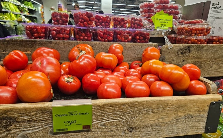 Imagen principal - Precios por los aires en los supermercados y en los alquileres de la gran manzana. La libra de tomates cuestan 3,69 dólares, lo que equivale a unos 7,5 euros el kilo de tomates. Un alquiler en una buena zona de la ciudad está a 12.000 dólares el mes y un café con leche supera los cuatro dólares.