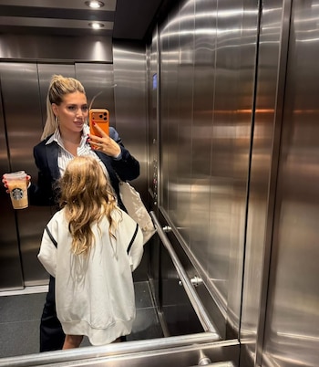 La empresaria con una de