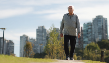 El ejercicio que recomienda Harvard para reducir el riesgo de demencia y Alzheimer