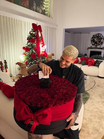 Mauro Icardi preparando su regalo