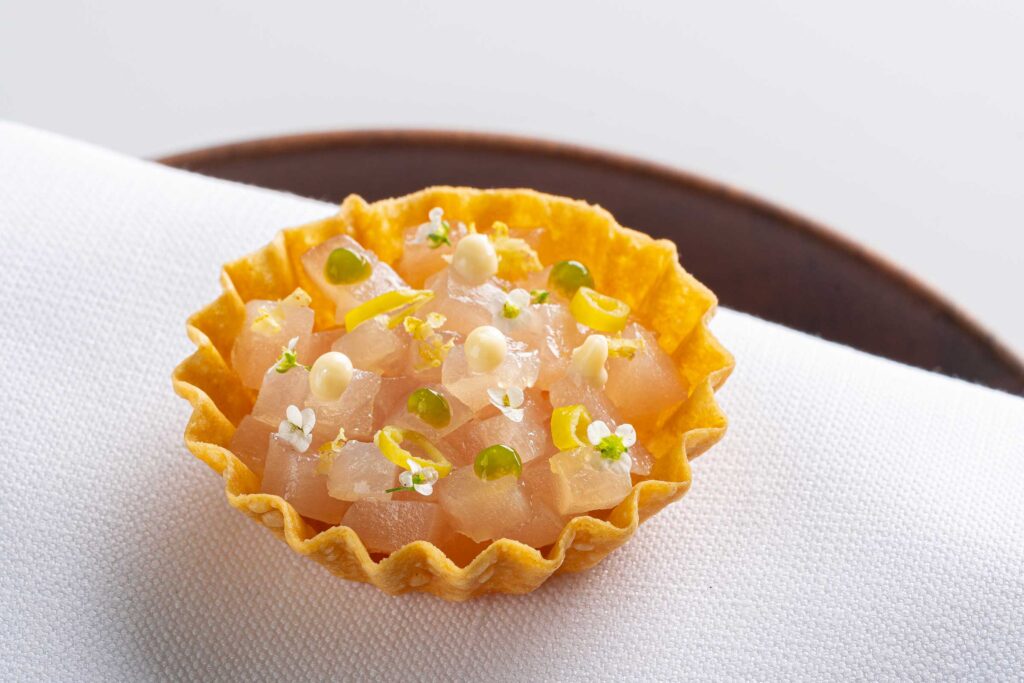 Una de las delicadas propuestas de Aleia, el restaurante del Hotel Casa Fuster galardonado con dos estrellas MICHELIN.