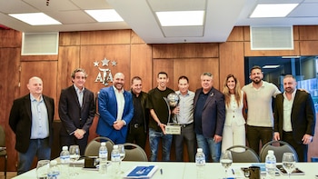 Dirigentes, jugadores y el DT