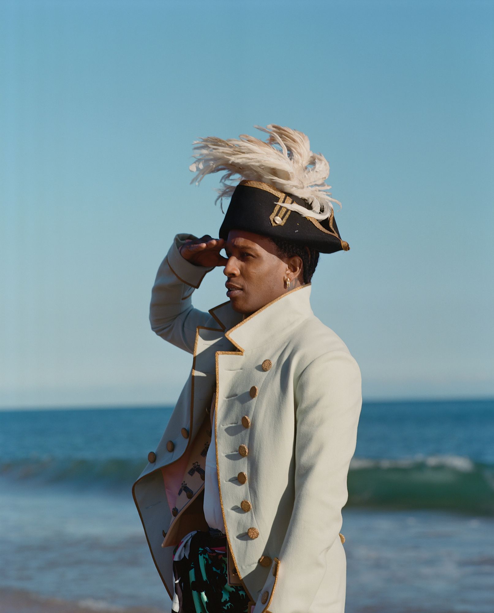 Abrigo y chaleco de Dior camisa de Hermès pañuelo de Dries Van Noten y sombrero de Angels Costumes.