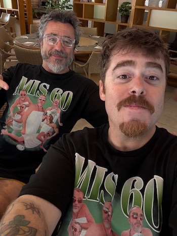 Migue Granados junto a su