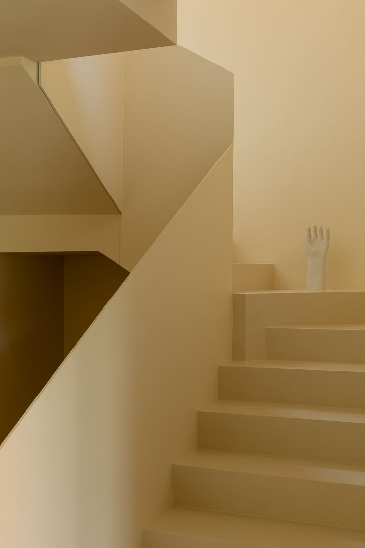 escalera amarillo mantequilla escultura de una mano.