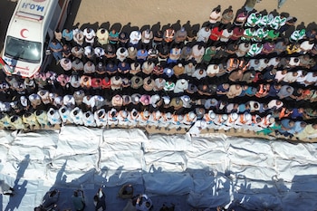 Equipos médicos rezan junto a