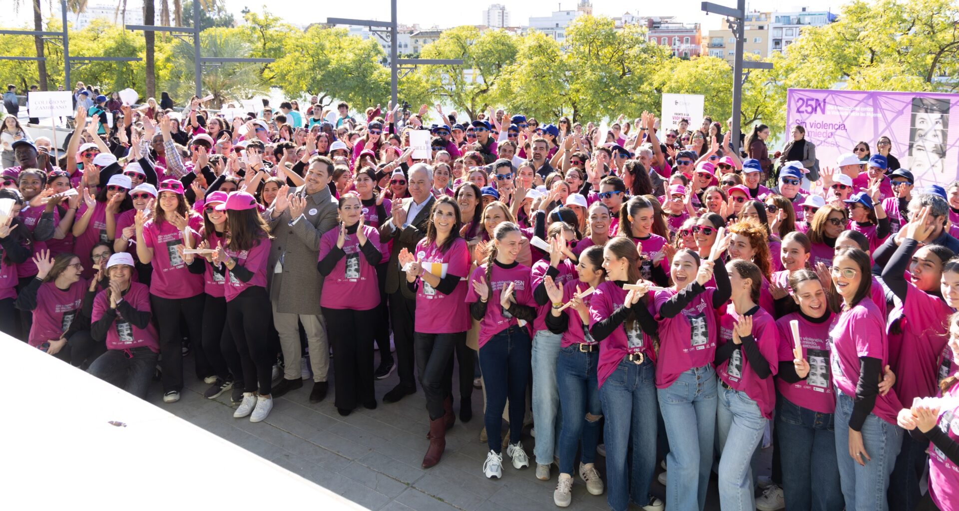 El Ayuntamiento conmemora la lucha contra la violencia hacia las mujeres con un 'flashmob' con más de 300 jóvenes — Actualidad