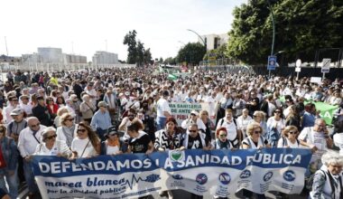 Miles de personas recorren el Centro de Málaga en defensa de la sanidad pública
