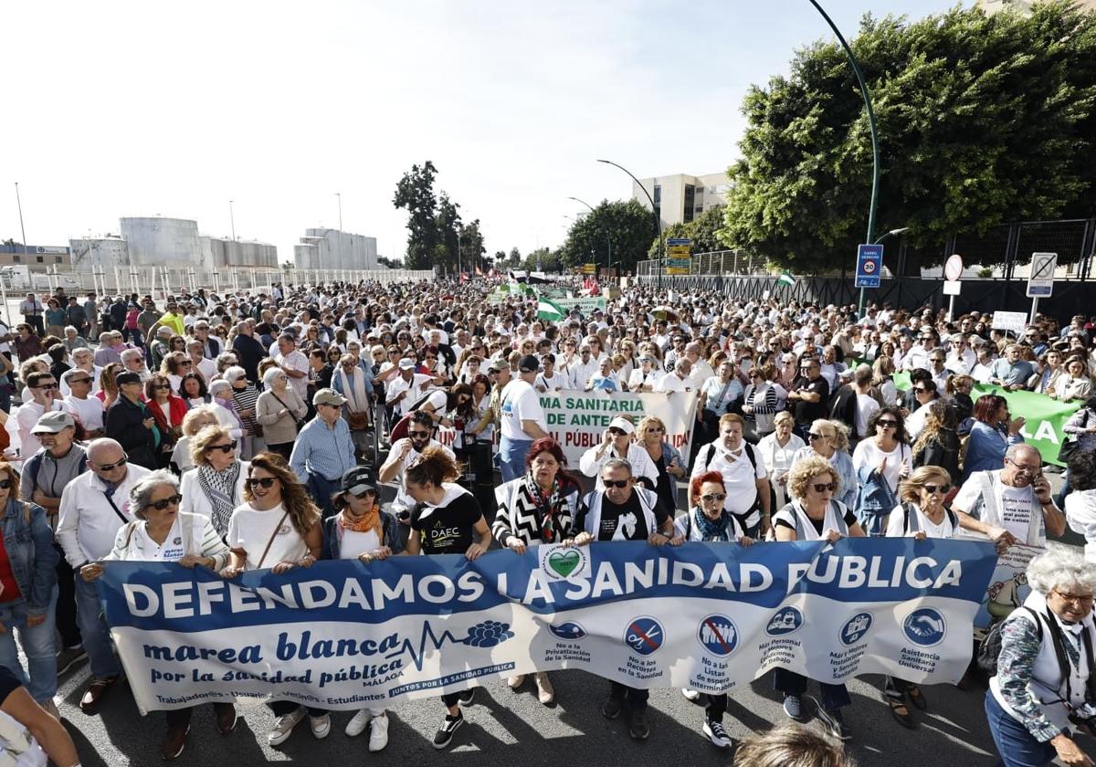 Miles de personas recorren el Centro de Málaga en defensa de la sanidad pública