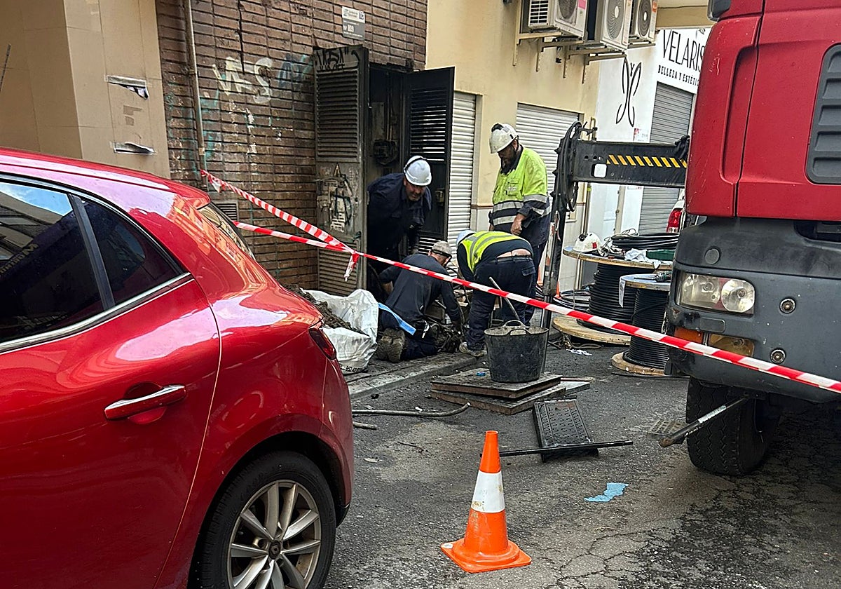 Un incendio en una caseta de transformación deja sin luz a 600 vecinos en Málaga