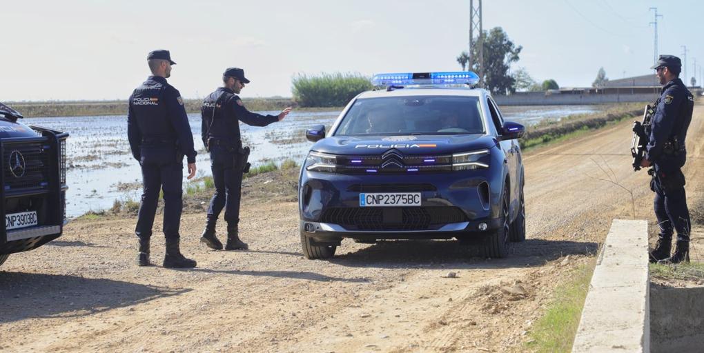 Estable el policía herido de bala tras ser intervenido y sigue la operación en Isla Mayor en busca de los autores de los disparos