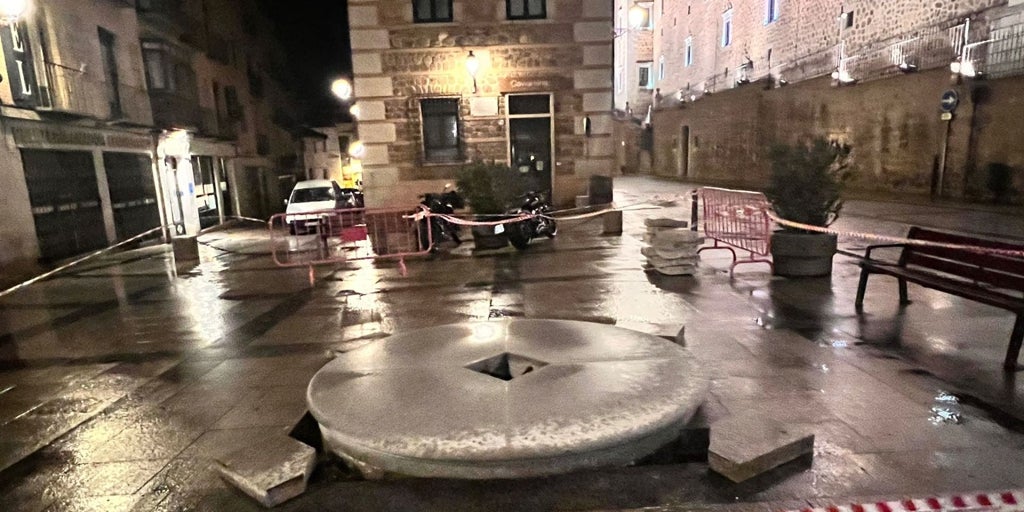 comienza la instalación de la escultura de María Pacheco frente al Alcázar