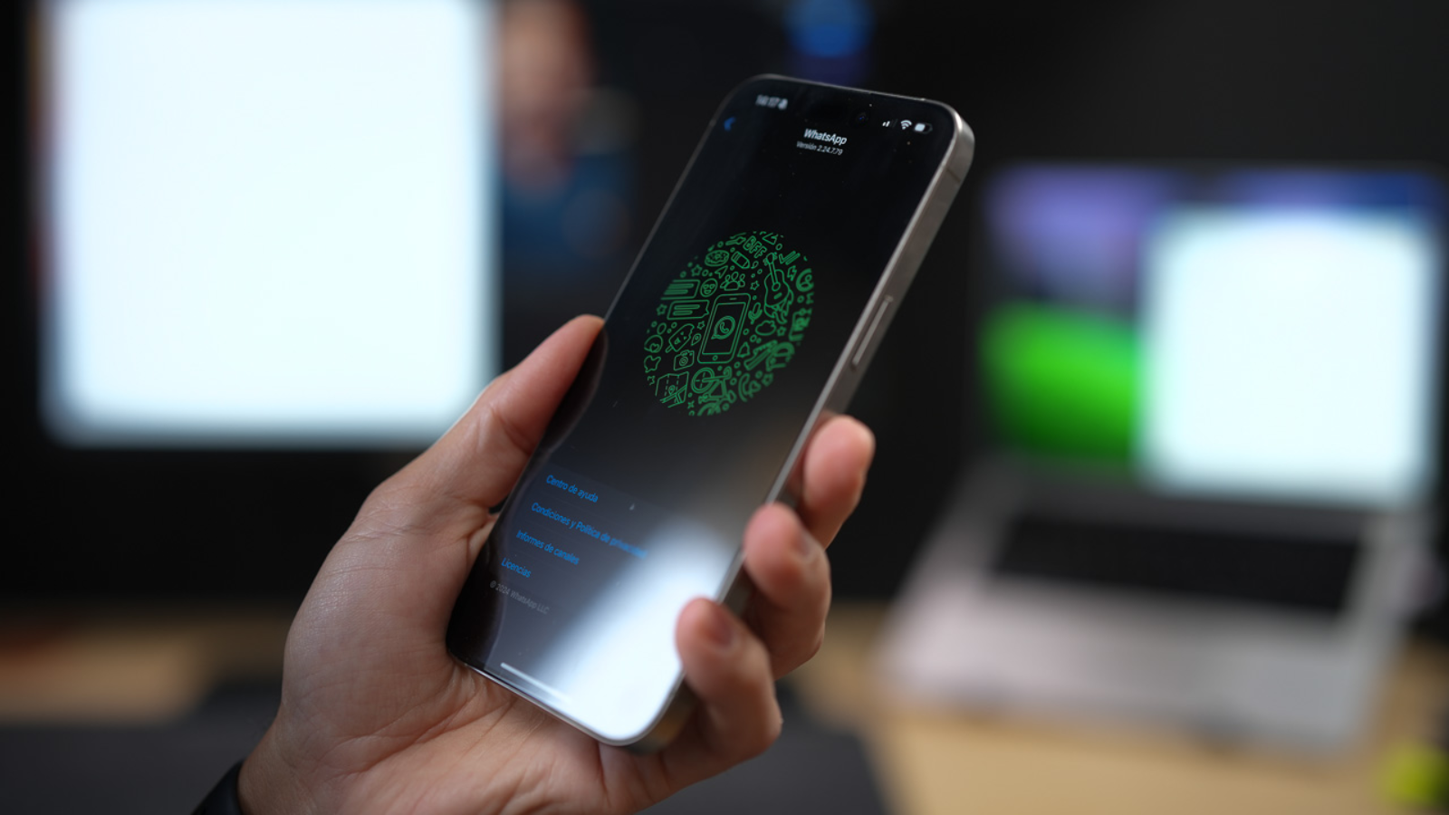 Icono de la aplicación WhatsApp en la pantalla de inicio de un teléfono móvil, listo para ser desinstalado y reinstalado