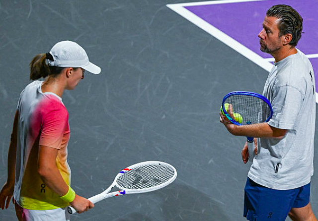 Wim Fissette entrenando con Iga Swiatek en las WTA Finals. Fuente: Getty