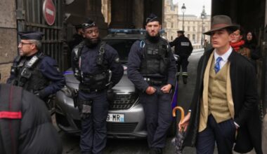 El adolescente detrás de la foto del “hombre del sombrero” en el Louvre abraza su momento de misterio