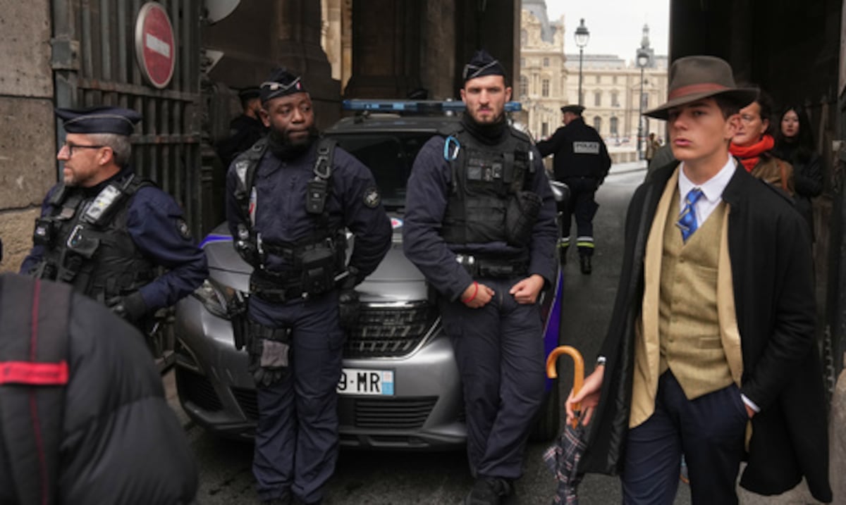 El adolescente detrás de la foto del “hombre del sombrero” en el Louvre abraza su momento de misterio