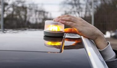 Todo lo que tienes que saber sobre la nueva baliza de la DGT: precio, sanciones y colocación | Sociedad