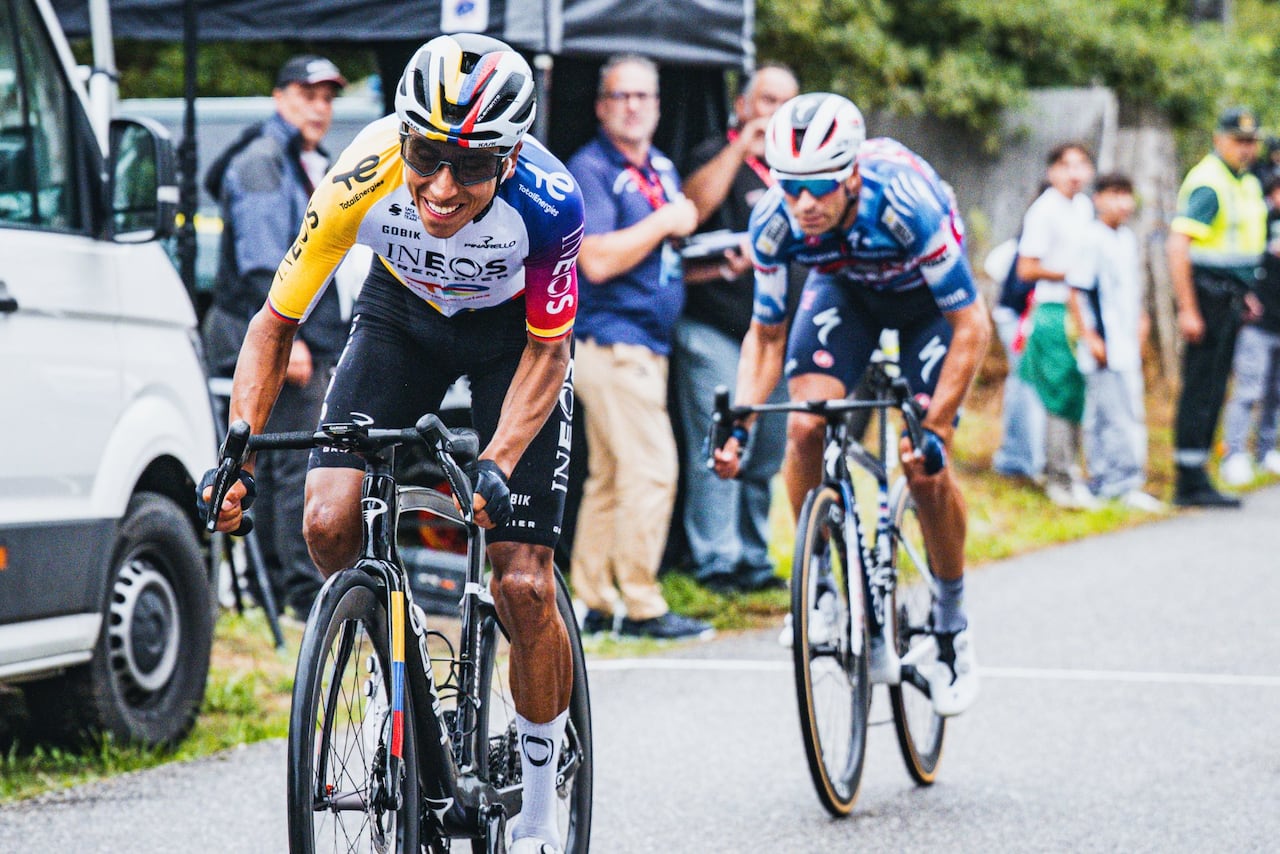 Egan Bernal (izq.) durante la etapa 16 de la Vuelta a España 2025.