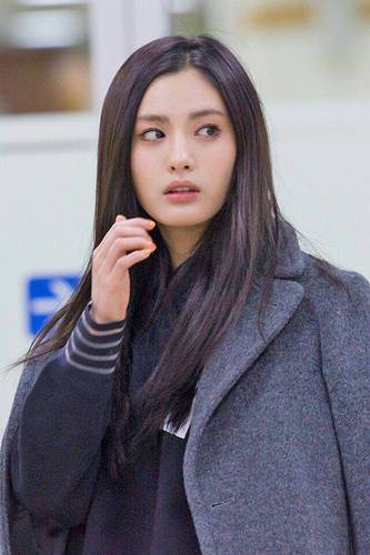 Estrella sudcoreana de K-pop Nana somete a ladrón en su casa