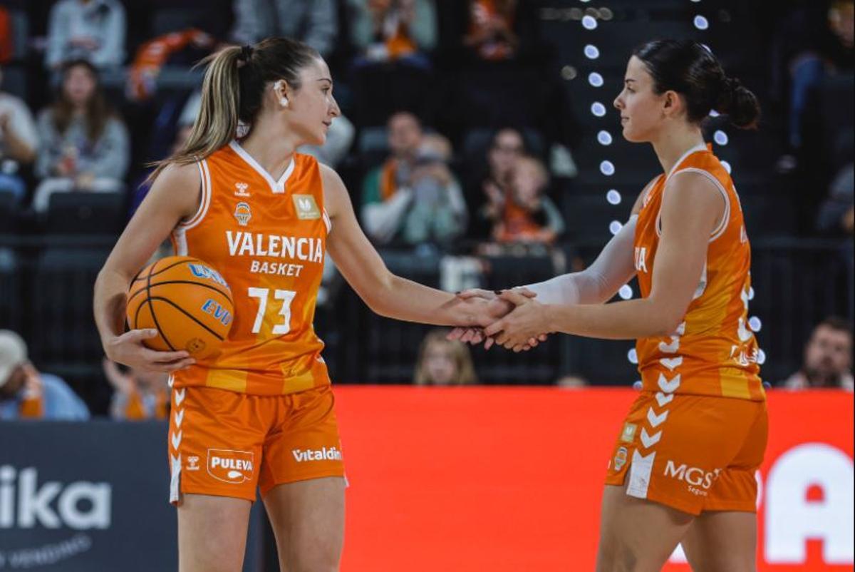 Marta Llompart, junto a Elena Buenavida.