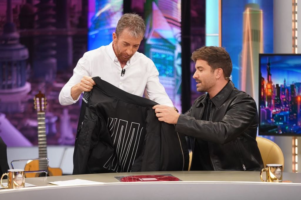 El cantante le regala una chaqueta al presentador 