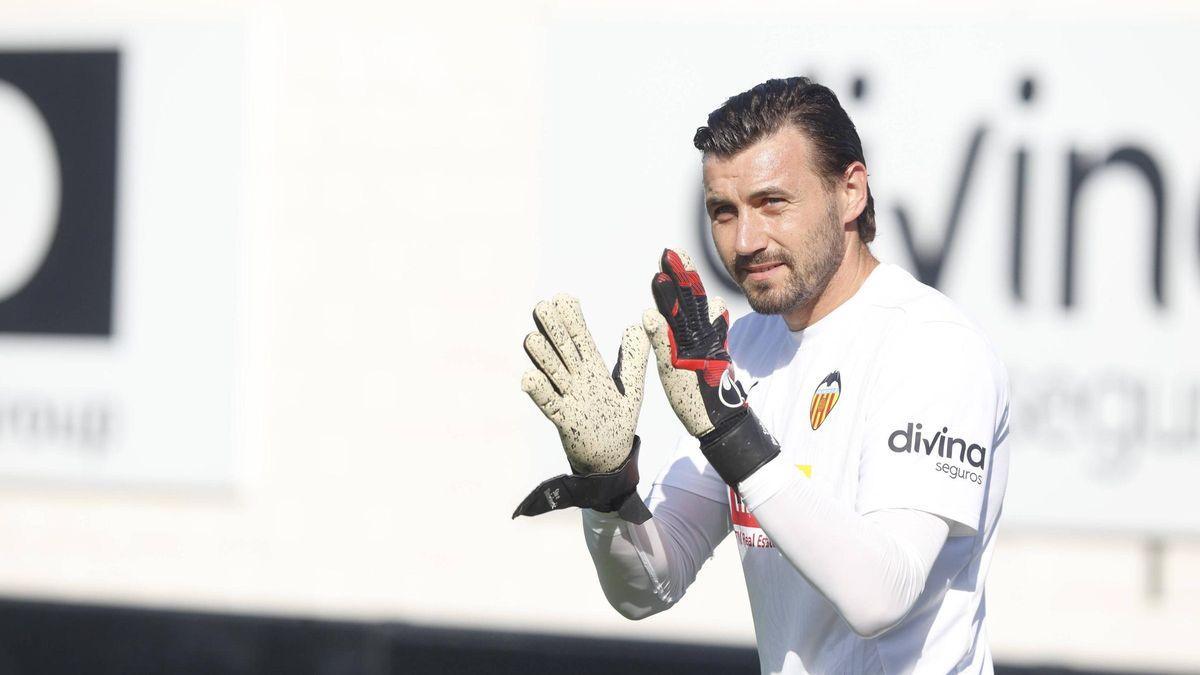 Stole Dimitrievski no ha podido ser titular en el Valencia desde que llegara el pasado verano