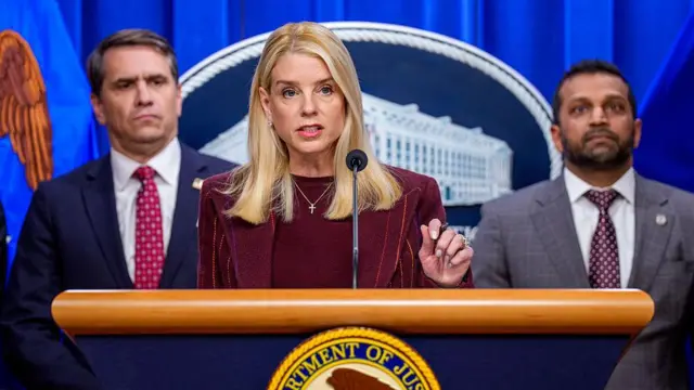 La fiscal general Pam Bondi, acompañada por el fiscal general adjunto Todd Blanche (izq.) y el director del FBI, Kash Patel (der.) durante una conferencia de prensa en Washington, DC. 