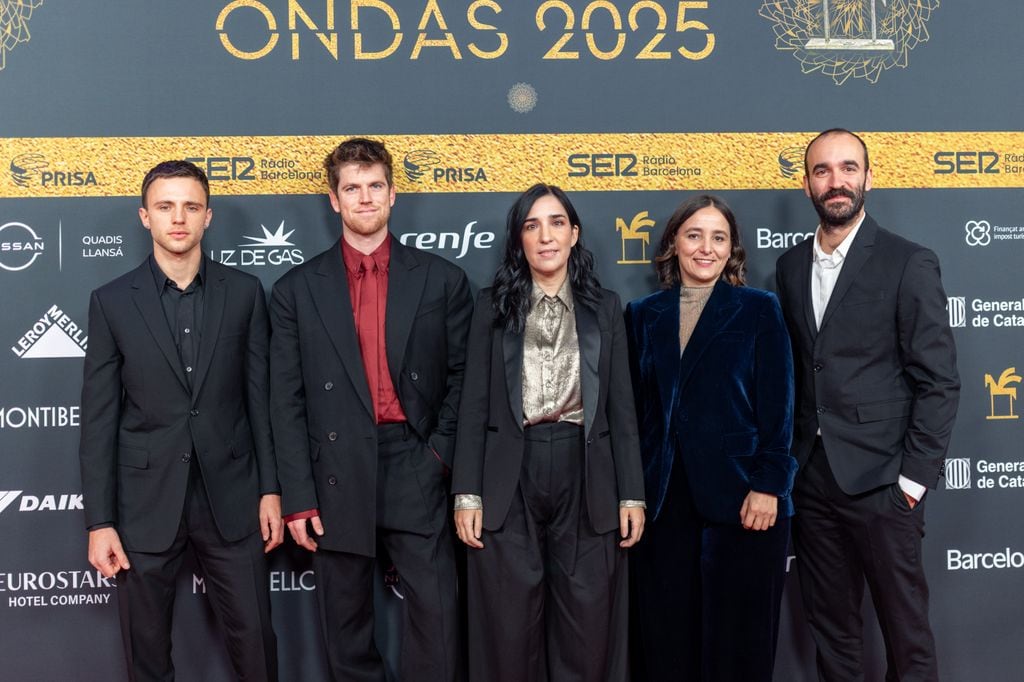 Parte del equipo de Querer durante el photocall previo a la gala de los Premios Ondas