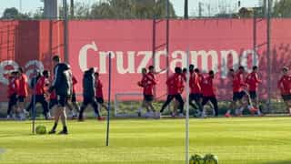 Gudelj aumenta las preocupaciones médicas en el Sevilla, pese al esfuerzo de Azpilicueta por atenuar problemas