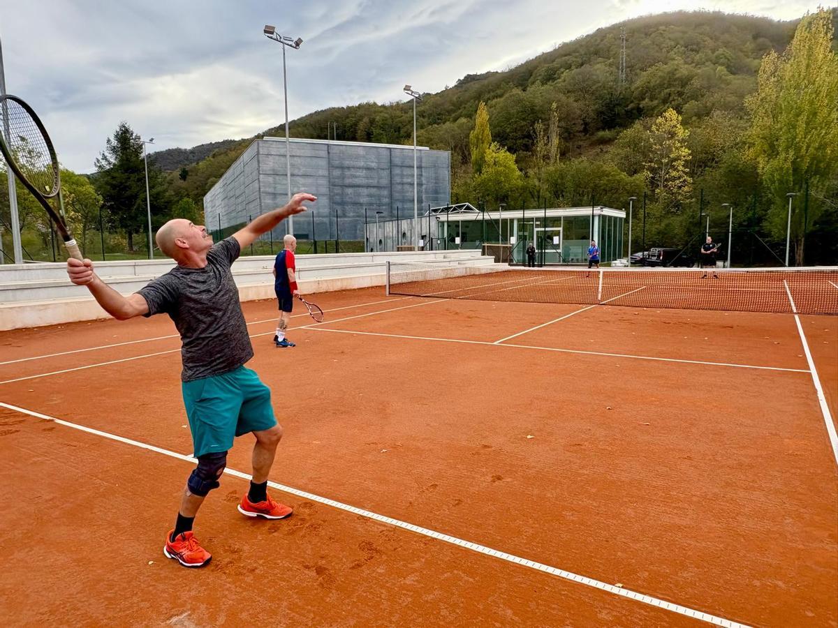 Javier Fernández realiza un saque en una de las nuevas pistas de tenis de tierra batida de Mieres