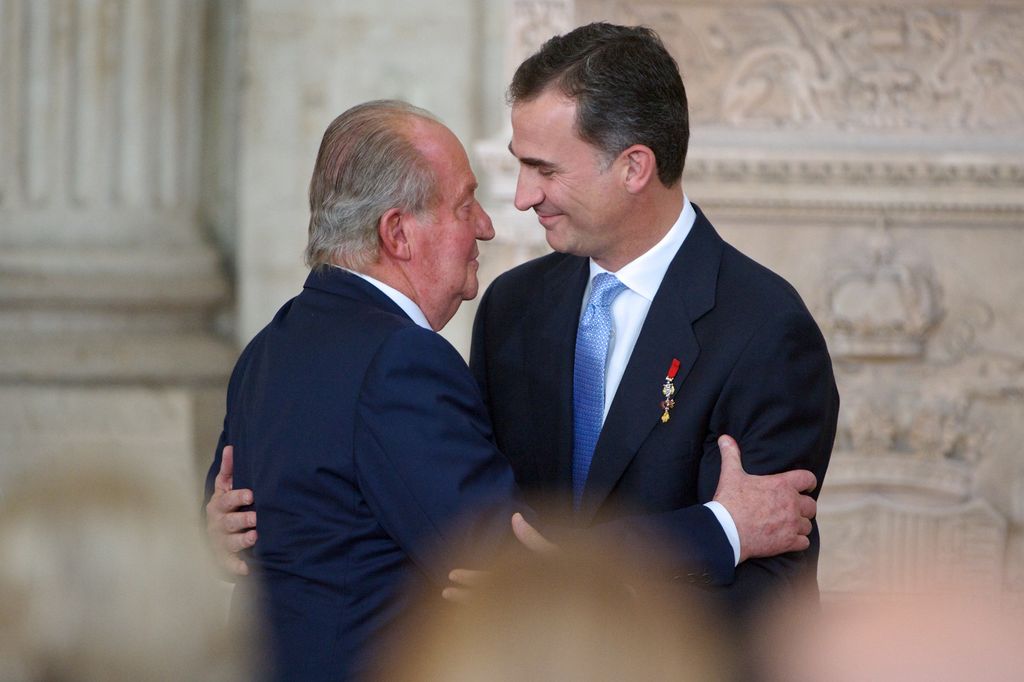 El rey Juan Carlos y Felipe VI, durante la ceremonia de abdicación en 2014
