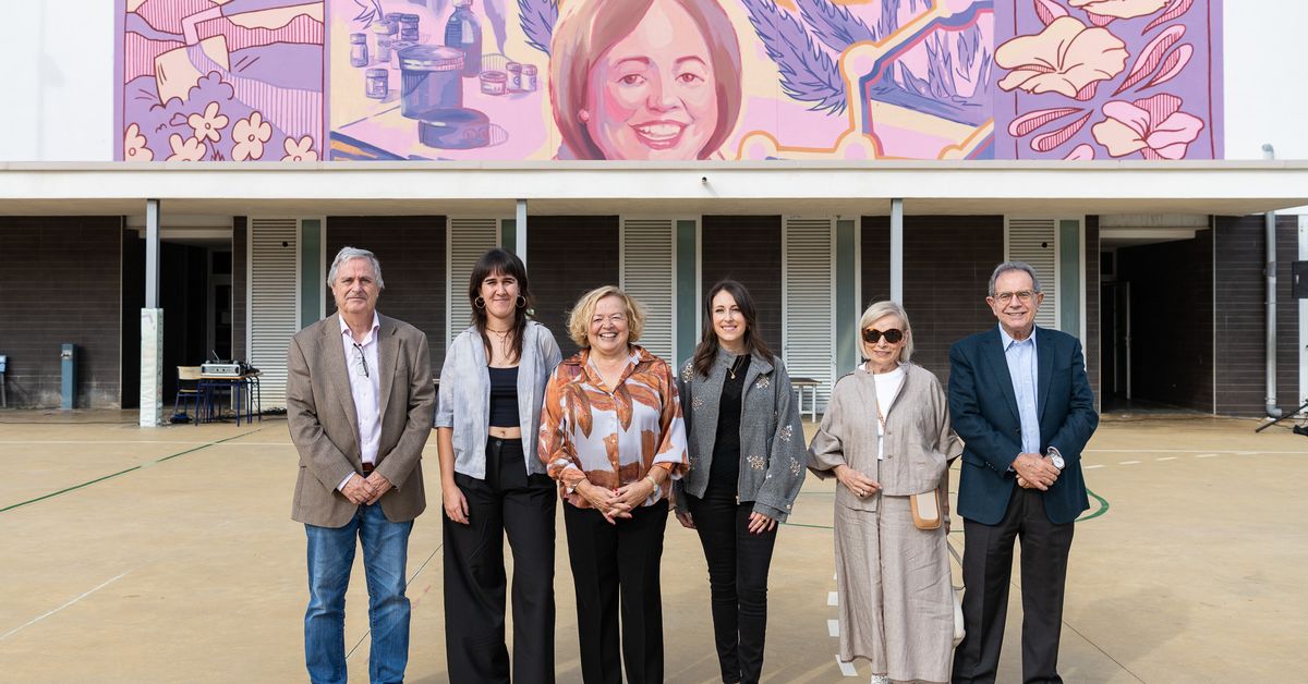 La artista zamorana Laura Merayo deja su pintura en un colegio de Castellón