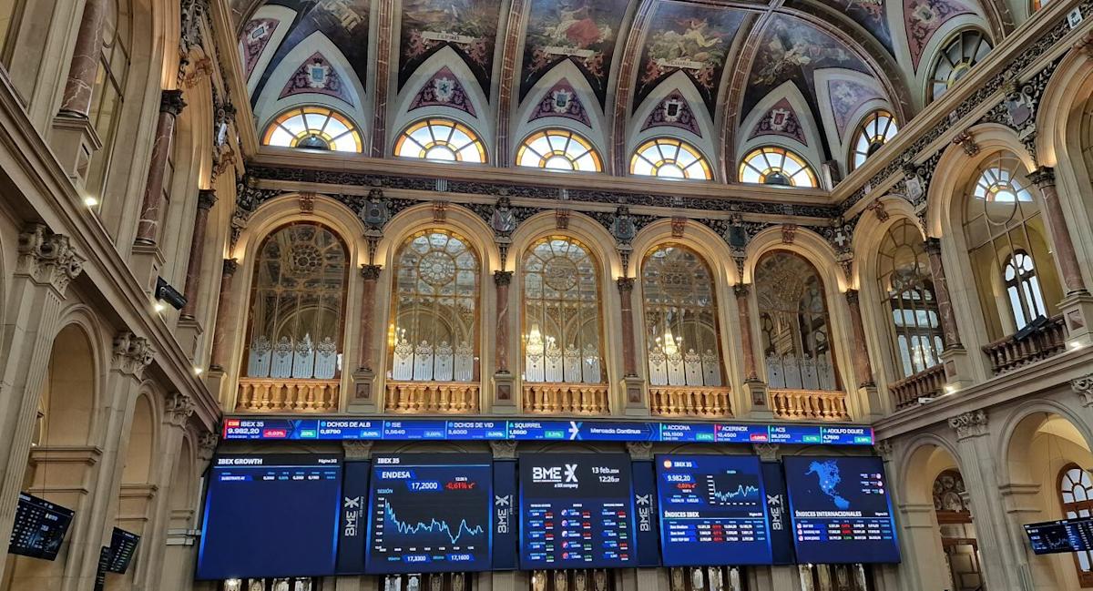 en positivo a las puertas de los máximos sobre los 16.100 puntos