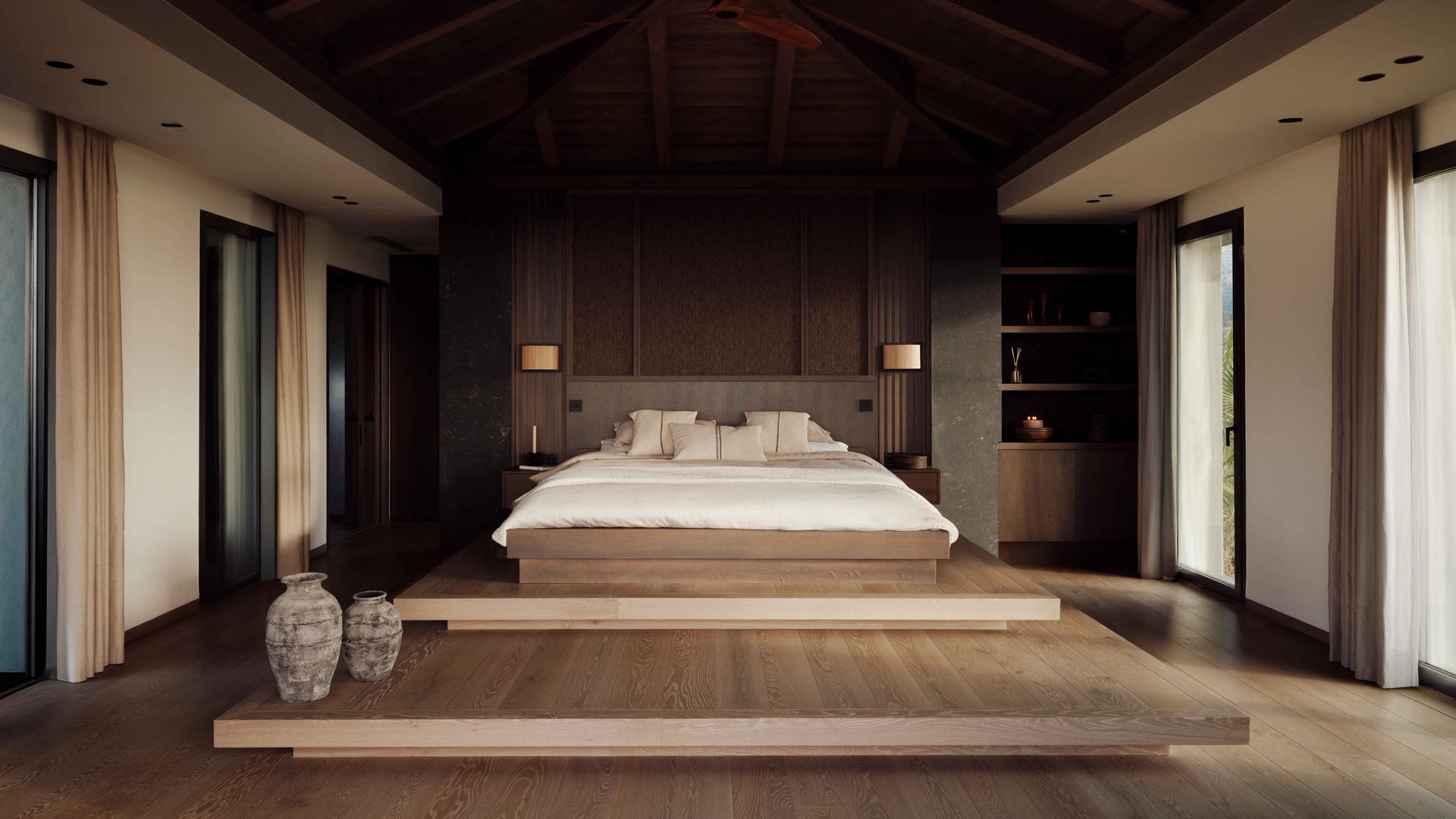 Dormitorio de estilo japonés, con cama sobre base de madera, techo de madera, ventanales, cortinas beiges, jarrones, lámparas de pared, estantería