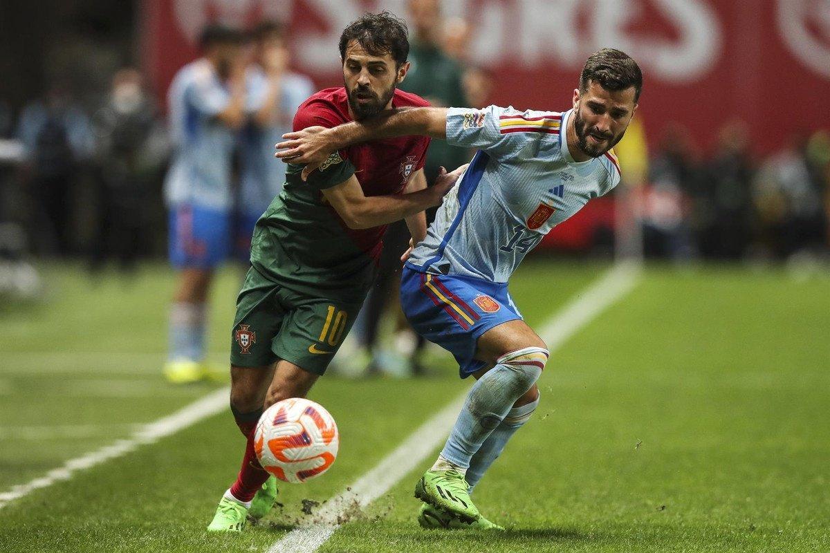 Gayà y Bernardo Silva pugnan por un balón en la banda