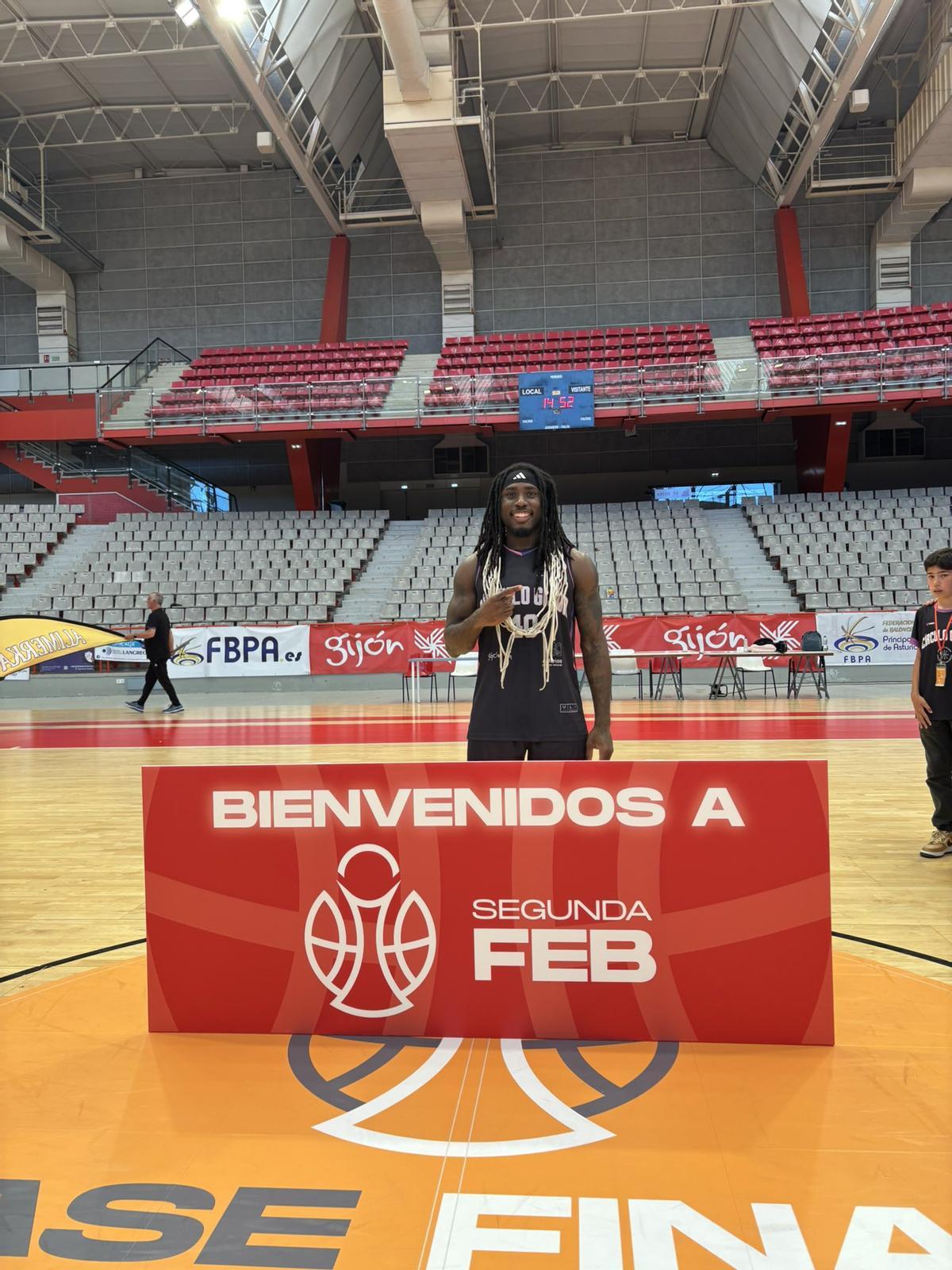 Lance Emir-Paul, tras el ascenso con el Círculo Gijón hace unos meses.