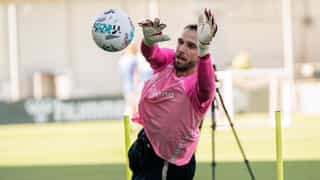 El parte médico del Betis confirma la gravedad de la lesión de Pau López: Adiós al derbi... ¿y a 2025?