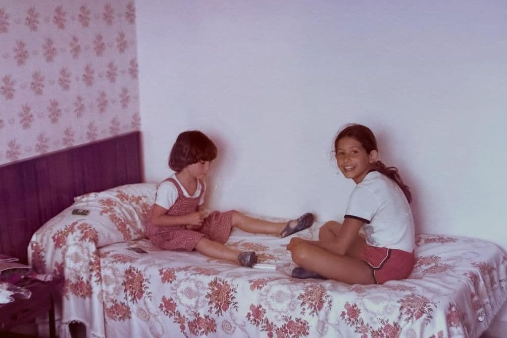 Nuria Roca y su hermana Ruth de niñas