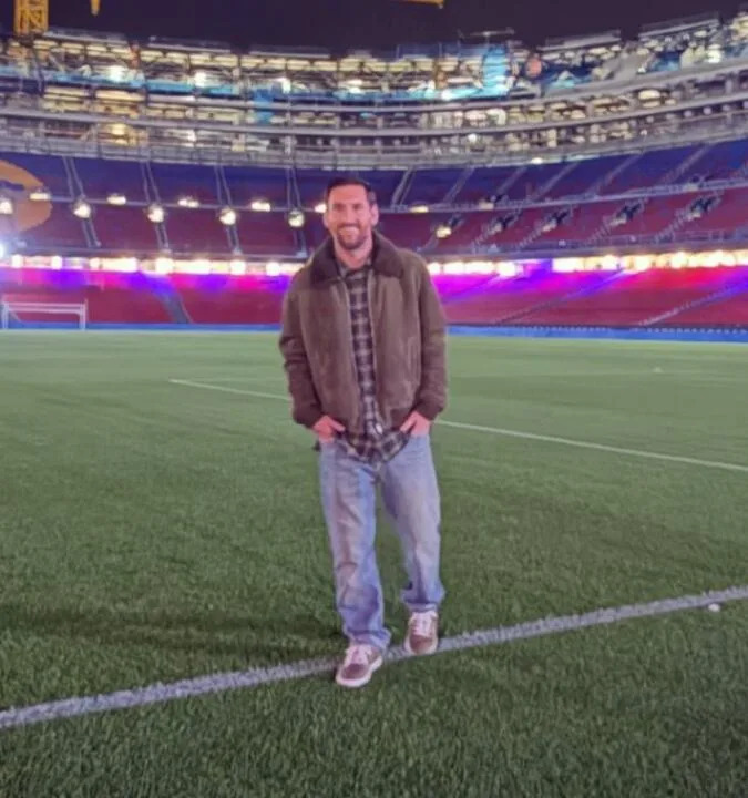 Messi sonríe en su regreso al estadio del Barcelona